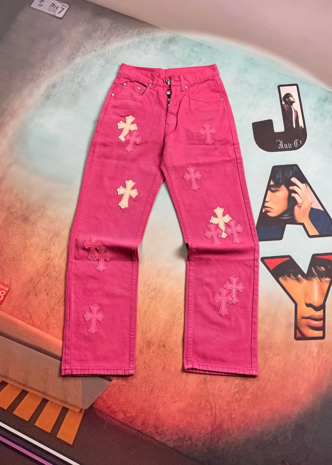 🅿️310 🔘Style No.-KL116 🔘Cro Heart𝐂𝐡𝐫𝐨𝐦𝐞 𝐇𝐞𝐚𝐫𝐭 Sex Records Series CH Girls Barbie Pink Leather Jeans* #Dopamine Personalized Jeans, Unlock New Street-Exploding Stances These pants can be called the soul item of dopamine style, an indispensable treasure in the wardrobe of fashionable people! It is the same style as the star, favored by many fashion bloggers, and popular all over the Internet. The new model achieves the ultimate in version and upper body effect. To create it, it took the same amount of time to make 20 short sleeves, which shows the complexity of the craftsmanship. The fabric is made of high-quality imported denim, which has a unique high-end texture. After many washes and proofing, the perfect color and texture were finally achieved. The moment you put it on, you can not only feel the comfort of the fabric, but also easily create an effortless sense of fashion, making you the center of attention wherever you go.  Size: XS M L (26.28.30.32) Color: Pink